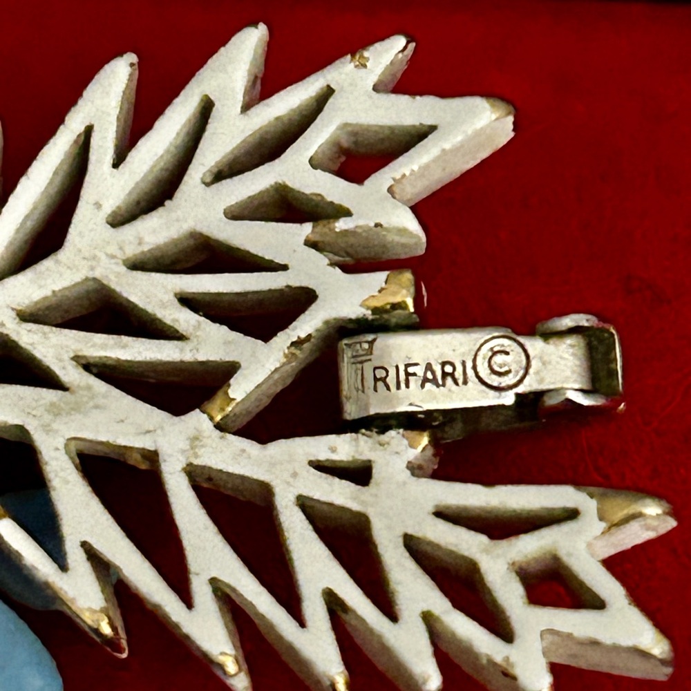 RARE 1958 CROWN TRIFARI WHITE &
BLUE ENAMEL RHINESTONE
'FLOWERING FERN' BRACELET - Picture 3 of 13